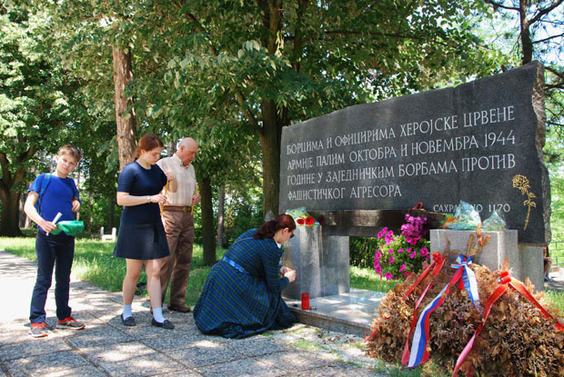 ЦВЕЋЕ ЗА ЦРВЕНОАРМЕЈЦА: Прешли 2.500 километара да одају пошту стрицу